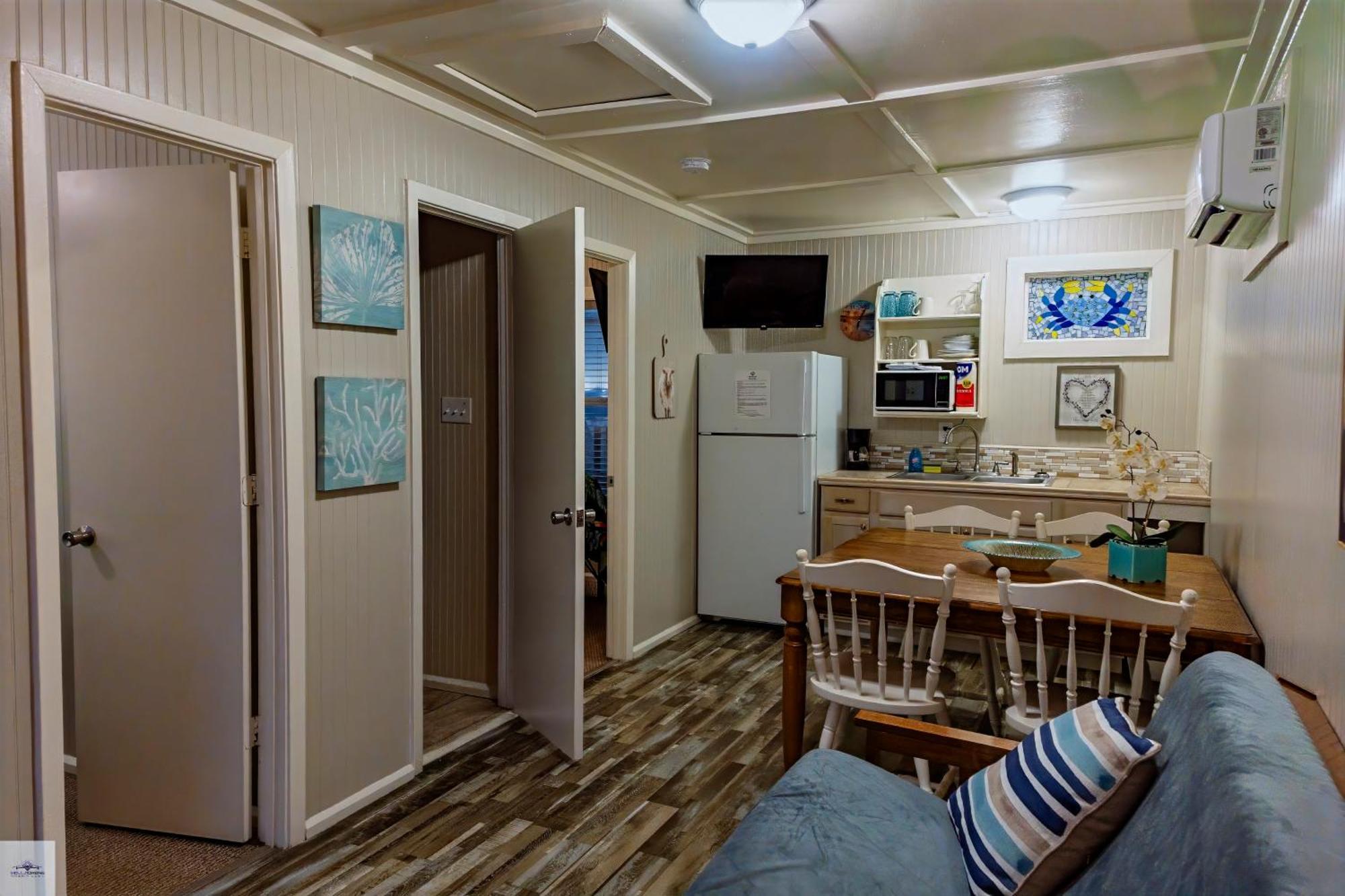 Blue Dolphin Inn And Cottages Grand Isle Exterior photo
