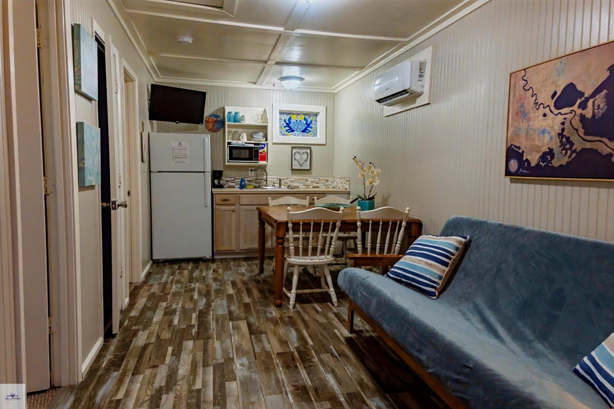 Blue Dolphin Inn And Cottages Grand Isle Exterior photo